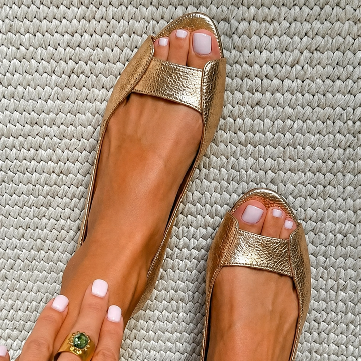 Arlina Sandalen | Goldene Metallic-Flachsohle Komfort
