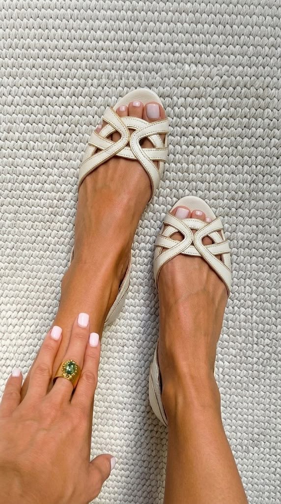 Calia Flache Sandalen | Cremefarben, Cut-Out-Details, Komfort